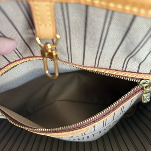 Louis Vuitton Neverfull MM - Picture 11 of 16